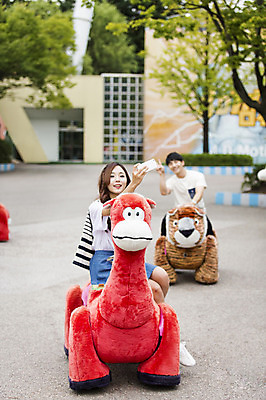 포토 JPG 주간 여자 행복 함께함 웃음 들기 사람 앉기 동양인 상반신 20대 성인 야외 두명 아웃포커스 스마트폰 핸드폰 사진촬영 다정 기쁨 놀이공원 한국인 셀프카메라 즐거움 동물전동차 여자만 성인여자만 청년만 청년여자만 성인만 국내포토 자연요소 감정 컨셉 모션 촬영기법 표정 인종 청년 전자제품 스마트기기 촬영 테마파크 놀이기구 파일형식
