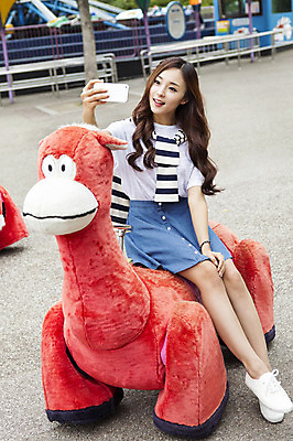 포토 JPG 주간 전신 여자 행복 한명 웃음 들기 사람 앉기 동양인 20대 성인 야외 스마트폰 핸드폰 사진촬영 기쁨 놀이공원 한국인 셀프카메라 즐거움 동물전동차 여자만 여자한명만 성인여자만 청년만 청년여자만 성인한명만 청년여자한명만 성인여자한명만 성인만 국내포토 자연요소 1 감정 모션 표정 인종 청년 전자제품 스마트기기 촬영 테마파크 놀이기구 파일형식