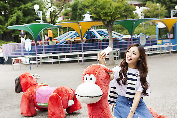 포토 JPG 주간 여자 행복 한명 웃음 들기 사람 앉기 동양인 상반신 20대 성인 야외 스마트폰 핸드폰 사진촬영 기쁨 놀이공원 한국인 셀프카메라 즐거움 동물전동차 여자만 여자한명만 성인여자만 청년만 청년여자만 성인한명만 청년여자한명만 성인여자한명만 성인만 국내포토 자연요소 1 감정 모션 표정 인종 청년 전자제품 스마트기기 촬영 테마파크 놀이기구 파일형식