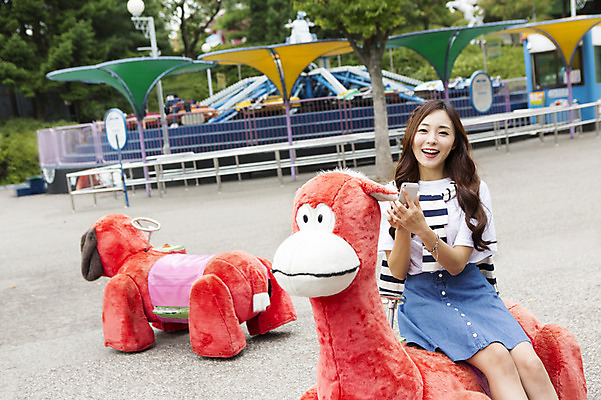 포토 JPG 주간 여자 행복 한명 웃음 들기 사람 앉기 동양인 상반신 20대 성인 야외 스마트폰 핸드폰 기쁨 놀이공원 한국인 즐거움 동물전동차 여자만 여자한명만 성인여자만 청년만 청년여자만 성인한명만 청년여자한명만 성인여자한명만 성인만 국내포토 자연요소 1 감정 모션 표정 인종 청년 전자제품 스마트기기 테마파크 놀이기구 파일형식