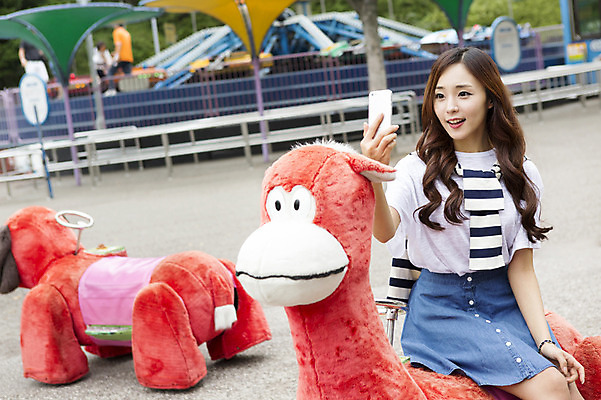 포토 JPG 주간 여자 행복 한명 웃음 들기 사람 앉기 동양인 상반신 20대 성인 야외 아웃포커스 스마트폰 핸드폰 사진촬영 기쁨 놀이공원 한국인 셀프카메라 즐거움 동물전동차 여자만 여자한명만 성인여자만 청년만 청년여자만 성인한명만 청년여자한명만 성인여자한명만 성인만 국내포토 자연요소 1 감정 모션 촬영기법 표정 인종 청년 전자제품 스마트기기 촬영 테마파크 놀이기구 파일형식