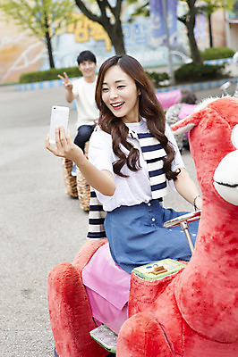 포토 JPG 주간 여자 행복 함께함 웃음 들기 사람 앉기 동양인 상반신 20대 성인 야외 두명 옆모습 아웃포커스 스마트폰 핸드폰 사진촬영 다정 기쁨 놀이공원 한국인 셀프카메라 즐거움 동물전동차 여자만 성인여자만 청년만 청년여자만 성인만 국내포토 자연요소 감정 뷰포인트 컨셉 모션 촬영기법 표정 인종 청년 전자제품 스마트기기 촬영 테마파크 놀이기구 파일형식