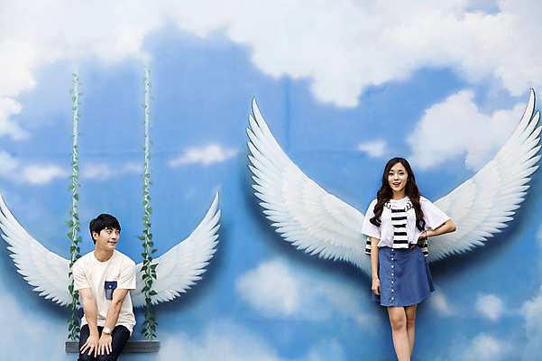 포토 JPG 주간 커플 여자 남자 행복 허리손 포즈 날개 함께함 서기 웃음 사람 앉기 동양인 상반신 20대 성인 야외 두명 앞모습 다정 기쁨 한국인 즐거움 그네 포토존 청년만 성인만 국내포토 자연요소 감정 뷰포인트 컨셉 관계 모션 표정 인종 청년 파일형식