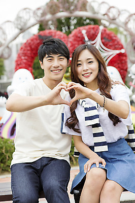 포토 JPG 주간 커플 여자 남자 행복 함께함 웃음 사람 앉기 동양인 손짓 상반신 20대 성인 야외 두명 앞모습 아웃포커스 다정 기쁨 놀이공원 한국인 즐거움 손하트 포토존 청년만 성인만 국내포토 자연요소 감정 뷰포인트 컨셉 관계 모션 촬영기법 표정 인종 청년 테마파크 파일형식