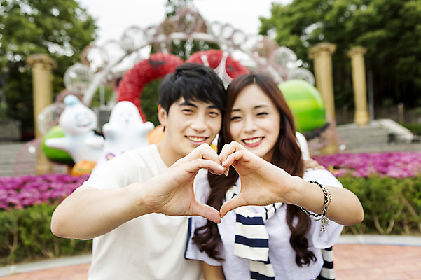 포토 JPG 주간 커플 여자 남자 행복 함께함 웃음 사람 동양인 손짓 상반신 20대 성인 야외 두명 앞모습 아웃포커스 다정 기쁨 놀이공원 한국인 즐거움 손하트 포토존 청년만 성인만 국내포토 자연요소 감정 뷰포인트 컨셉 관계 모션 촬영기법 표정 인종 청년 테마파크 파일형식