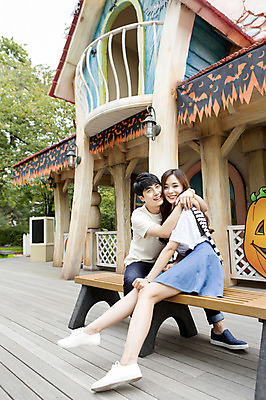 포토 JPG 주간 전신 커플 여자 남자 행복 벤치 포옹 함께함 웃음 사람 앉기 동양인 20대 성인 야외 두명 다정 기쁨 놀이공원 할로윈 한국인 즐거움 청년만 성인만 국내포토 자연요소 감정 컨셉 의자 관계 안기 모션 표정 인종 청년 테마파크 파일형식