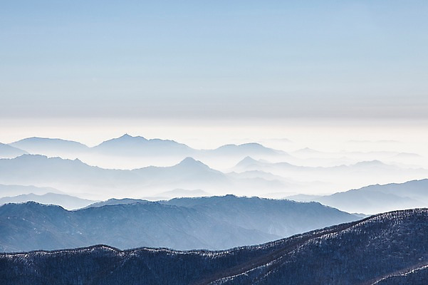 포토 JPG 주간 계절 배경화면 겨울 자연 산 풍경 사람없음 야외 정상 전라북도 산등성이 덕유산 상고대 국내포토 자연요소 전라도 생태계 서리 무주 파일형식