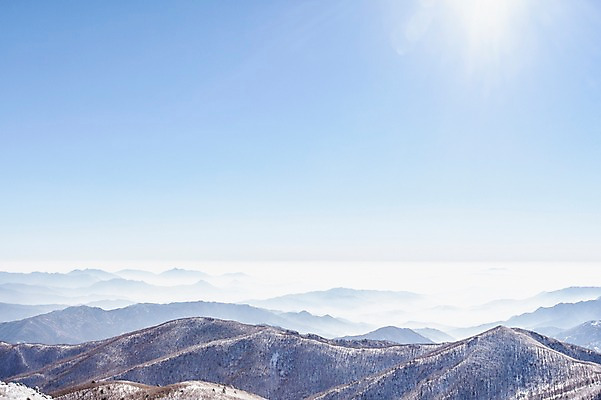 포토 JPG 주간 계절 겨울 자연 산 풍경 사람없음 야외 햇빛 반사 정상 전라북도 산등성이 덕유산 상고대 국내포토 자연요소 태양 전라도 생태계 서리 무주 파일형식