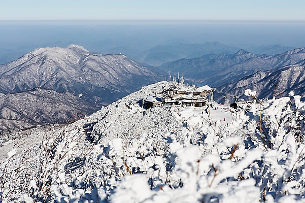 포토 JPG 주간 건축물 계절 겨울 자연 산 풍경 사람없음 야외 정상 전라북도 산등성이 덕유산 상고대 국내포토 자연요소 건축 전라도 생태계 서리 무주 파일형식