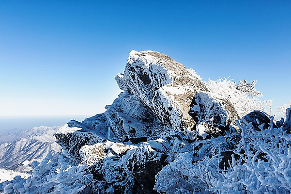 포토 JPG 주간 계절 겨울 자연 눈꽃 풍경 사람없음 야외 돌_바위 바위 전라북도 덕유산 상고대 국내포토 자연요소 산 눈_날씨 전라도 생태계 서리 무주 파일형식