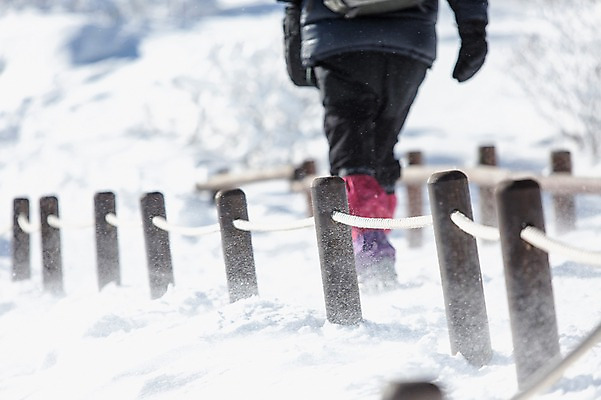 포토 JPG 주간 계절 겨울 자연 한명 풍경 야외 뒷모습 아웃포커스 신체부위 등산 하반신 전라북도 덕유산 국내포토 자연요소 1 뷰포인트 산 촬영기법 사람 트래킹 전라도 생태계 무주 파일형식