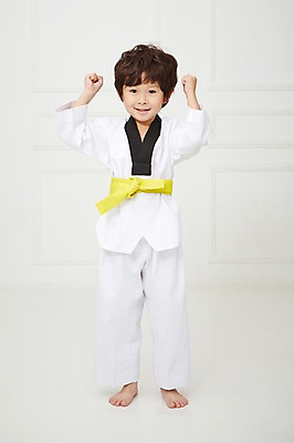 포토 JPG 전신 남자 어린이 실내 도복 한명 서기 웃음 사람 동양인 앞모습 운동 주먹 유치원생 기쁨 한국인 태권도 태권도복 남자만 남자한명만 어린이만 소년만 소년한명만 국내포토 1 옷 감정 뷰포인트 모션 표정 건강 인종 내부 격투기 파일형식