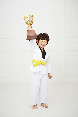 포토 JPG 전신 남자 어린이 실내 도복 한명 서기 웃음 들기 사람 동양인 운동 유치원생 한국인 우승 트로피 태권도 태권도복 남자만 남자한명만 어린이만 소년만 소년한명만 국내포토 1 옷 모션 표정 건강 인종 내부 격투기 최고 상_우승 파일형식