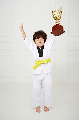 포토 JPG 전신 남자 어린이 실내 도복 한명 서기 들기 사람 동양인 앞모습 운동 손들기 유치원생 만세 한국인 우승 트로피 태권도 태권도복 남자만 남자한명만 어린이만 소년만 소년한명만 국내포토 1 옷 뷰포인트 모션 건강 인종 내부 격투기 최고 상_우승 파일형식