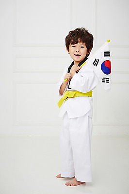 포토 JPG 전신 남자 어린이 실내 도복 한명 서기 웃음 들기 사람 동양인 옆모습 운동 유치원생 한국인 태극기 태권도 태권도복 남자만 남자한명만 어린이만 소년만 소년한명만 국내포토 1 옷 뷰포인트 모션 표정 건강 인종 내부 격투기 국기 파일형식