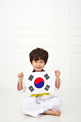 포토 JPG 전신 남자 어린이 실내 도복 한명 웃음 들기 사람 동양인 앞모습 운동 유치원생 한국인 태극기 태권도 태권도복 가부좌 남자만 남자한명만 어린이만 소년만 소년한명만 국내포토 1 옷 뷰포인트 모션 표정 건강 앉기 인종 내부 격투기 국기 파일형식