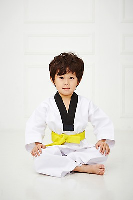 포토 JPG 전신 남자 어린이 실내 도복 한명 사람 동양인 앞모습 운동 유치원생 한국인 태권도 태권도복 가부좌 남자만 남자한명만 어린이만 소년만 소년한명만 국내포토 1 옷 뷰포인트 건강 앉기 인종 내부 격투기 파일형식