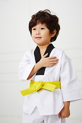 포토 JPG 남자 어린이 실내 도복 한명 서기 사람 동양인 상반신 앞모습 운동 유치원생 한국인 태권도 태권도복 경례 국기에대한경례 남자만 남자한명만 어린이만 소년만 소년한명만 국내포토 1 옷 뷰포인트 모션 건강 인종 내부 격투기 인사 파일형식