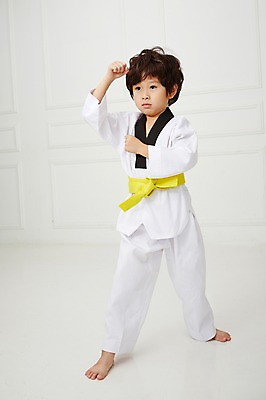포토 JPG 전신 남자 어린이 포즈 실내 도복 한명 서기 사람 동양인 운동 유치원생 한국인 수비 태권도 태권도복 품새 남자만 남자한명만 어린이만 소년만 소년한명만 국내포토 1 옷 모션 건강 인종 내부 격투기 파일형식