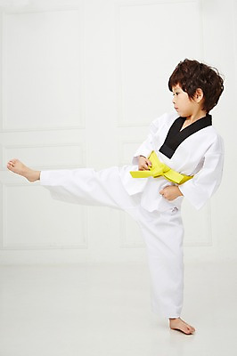 포토 JPG 전신 남자 어린이 포즈 실내 도복 한명 서기 사람 동양인 앞모습 운동 유치원생 한국인 킥 태권도 태권도복 품새 남자만 남자한명만 어린이만 소년만 소년한명만 국내포토 1 옷 뷰포인트 모션 건강 인종 내부 격투기 파일형식