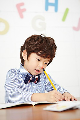 포토 JPG 알파벳 영어 어린이교육 남자 어린이 실내 영어교육 한명 들기 사람 동양인 상반신 책 연필 유치원생 한국인 기록 남자만 남자한명만 어린이만 소년만 소년한명만 국내포토 문자 1 교육 모션 학용품 인종 내부 필기구 파일형식