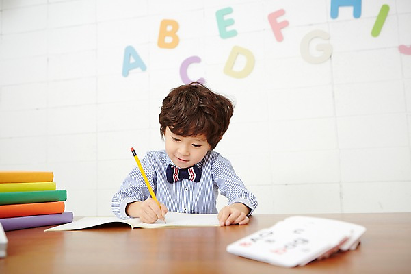 포토 JPG 알파벳 영어 어린이교육 남자 어린이 실내 영어교육 한명 들기 사람 동양인 상반신 앞모습 책 연필 쌓기 유치원생 한국인 기록 남자만 남자한명만 어린이만 소년만 소년한명만 국내포토 문자 1 교육 뷰포인트 모션 학용품 인종 내부 필기구 파일형식