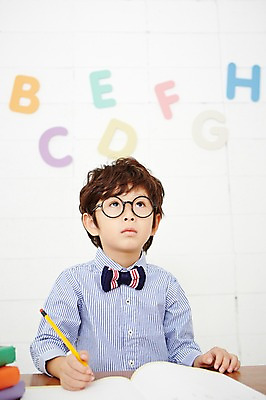포토 JPG 알파벳 영어 어린이교육 남자 안경 어린이 생각 실내 영어교육 한명 들기 사람 동양인 상반신 앞모습 책 연필 유치원생 한국인 올려보기 고민 남자만 남자한명만 어린이만 소년만 소년한명만 안경낌 국내포토 문자 1 잡화 교육 감정 뷰포인트 모션 학용품 인종 내부 필기구 파일형식