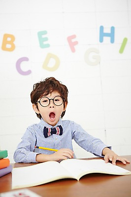 포토 JPG 알파벳 영어 어린이교육 남자 안경 어린이 실내 영어교육 한명 들기 사람 동양인 상반신 앞모습 책 연필 유치원생 한국인 하품 남자만 남자한명만 어린이만 소년만 소년한명만 안경낌 국내포토 문자 1 잡화 교육 뷰포인트 모션 학용품 인종 내부 필기구 생리현상 파일형식