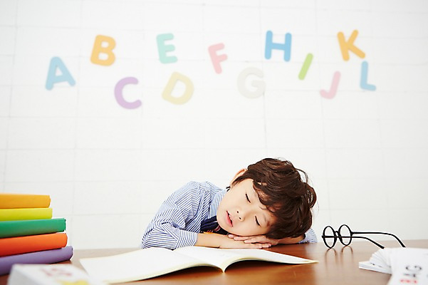 포토 JPG 알파벳 영어 어린이교육 남자 안경 어린이 실내 영어교육 한명 사람 동양인 상반신 앞모습 책 눈감음 유치원생 한국인 잠 남자만 남자한명만 어린이만 소년만 소년한명만 국내포토 문자 1 잡화 교육 뷰포인트 모션 인종 내부 파일형식