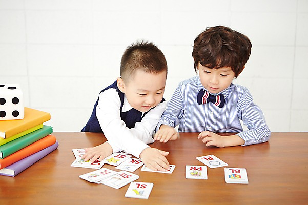 포토 JPG 알파벳 영어 어린이교육 남자 어린이 실내 영어교육 사람 동양인 상반신 두명 앞모습 책 친구 쌓기 유치원생 한국인 주사위 낱말카드 남자만 어린이만 소년만 국내포토 카드프레임 문자 교육 뷰포인트 관계 모션 프레임 인종 내부 교구 파일형식