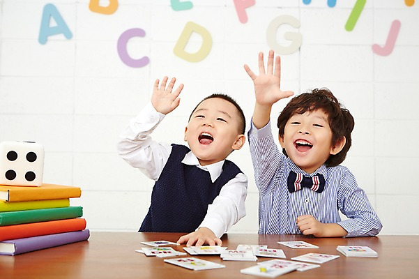 포토 JPG 알파벳 영어 어린이교육 남자 어린이 실내 영어교육 웃음 사람 동양인 상반신 두명 앞모습 책 친구 손들기 쌓기 유치원생 한국인 주사위 낱말카드 남자만 어린이만 소년만 국내포토 카드프레임 문자 교육 뷰포인트 관계 모션 프레임 표정 인종 내부 교구 파일형식