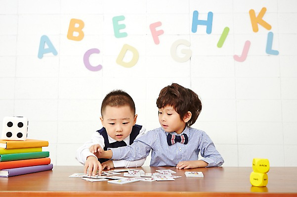 포토 JPG 알파벳 영어 어린이교육 남자 어린이 실내 영어교육 사람 동양인 상반신 두명 앞모습 책 친구 쌓기 블록 유치원생 한국인 주사위 낱말카드 남자만 어린이만 소년만 국내포토 카드프레임 문자 교육 뷰포인트 관계 모션 프레임 인종 내부 교구 파일형식