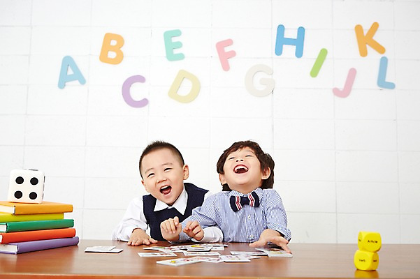 포토 JPG 알파벳 영어 어린이교육 남자 어린이 실내 영어교육 웃음 사람 동양인 상반신 두명 앞모습 책 친구 쌓기 블록 유치원생 한국인 주사위 낱말카드 남자만 어린이만 소년만 국내포토 카드프레임 문자 교육 뷰포인트 관계 모션 프레임 표정 인종 내부 교구 파일형식