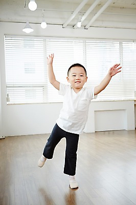 포토 JPG 전신 남자 어린이 포즈 실내 한명 서기 웃음 사람 동양인 앞모습 손들기 유치원생 한국인 발레 남자만 남자한명만 어린이만 소년만 소년한명만 국내포토 1 뷰포인트 모션 표정 인종 내부 춤 파일형식