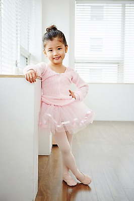 포토 JPG 전신 여자 어린이 허리손 실내 한명 서기 웃음 사람 동양인 앞모습 유치원생 한국인 발레 발레복 여자만 여자한명만 어린이만 소녀만 소녀한명만 국내포토 1 옷 뷰포인트 포즈 모션 표정 인종 내부 춤 파일형식