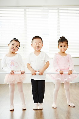 포토 JPG 전신 여자 남자 어린이 실내 서기 웃음 사람 동양인 앞모습 세명 유치원생 한국인 발레 발레복 봉 어린이만 국내포토 옷 뷰포인트 모션 표정 인종 내부 춤 파일형식
