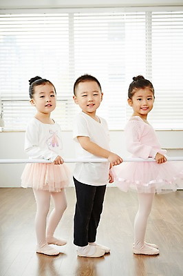 포토 JPG 전신 여자 남자 어린이 실내 서기 웃음 사람 동양인 옆모습 세명 유치원생 한국인 발레 발레복 봉 어린이만 국내포토 옷 뷰포인트 모션 표정 인종 내부 춤 파일형식