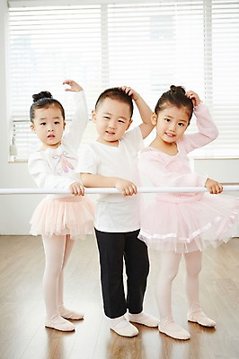 포토 JPG 전신 여자 남자 어린이 포즈 실내 서기 웃음 사람 동양인 옆모습 세명 손들기 유치원생 한국인 발레 발레복 어린이만 국내포토 옷 뷰포인트 모션 표정 인종 내부 춤 파일형식