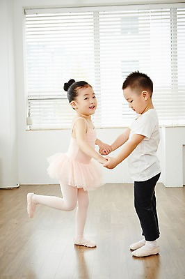 포토 JPG 전신 커플 여자 남자 어린이 포즈 실내 서기 웃음 사람 동양인 두명 옆모습 마주보기 손잡기 유치원생 한국인 발레 발레복 어린이만 국내포토 옷 뷰포인트 관계 모션 표정 인종 내부 춤 파일형식
