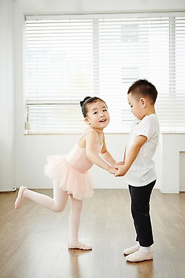 포토 JPG 전신 커플 여자 남자 어린이 포즈 실내 서기 웃음 사람 동양인 두명 옆모습 마주보기 손잡기 유치원생 한국인 발레 발레복 어린이만 국내포토 옷 뷰포인트 관계 모션 표정 인종 내부 춤 파일형식