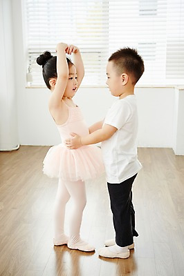 포토 JPG 전신 커플 여자 남자 어린이 포즈 실내 서기 사람 동양인 두명 옆모습 손들기 마주보기 유치원생 한국인 발레 발레복 어린이만 국내포토 옷 뷰포인트 관계 모션 인종 내부 춤 파일형식