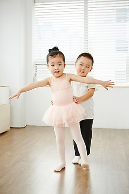 포토 JPG 전신 커플 여자 남자 어린이 포즈 팔벌리기 실내 서기 웃음 사람 동양인 두명 앞모습 유치원생 한국인 발레 발레복 어린이만 국내포토 옷 뷰포인트 관계 모션 표정 인종 내부 춤 파일형식
