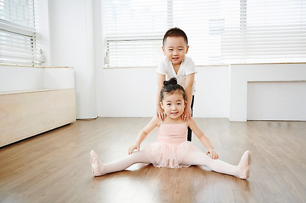 포토 JPG 전신 커플 여자 남자 어린이 포즈 실내 서기 사람 앉기 동양인 상반신 두명 앞모습 유치원생 한국인 다리벌리기 발레 발레복 다리찢기 어린이만 국내포토 옷 뷰포인트 관계 모션 인종 내부 춤 파일형식