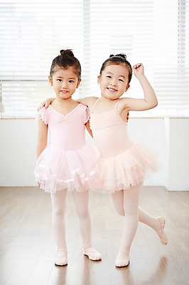 포토 JPG 전신 여자 어린이 어깨동무 실내 서기 웃음 사람 동양인 두명 앞모습 친구 유치원생 한국인 발레 발레복 여자만 어린이만 소녀만 국내포토 옷 뷰포인트 포즈 관계 모션 표정 인종 내부 춤 파일형식