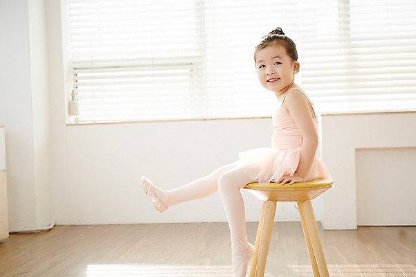 포토 JPG 전신 여자 어린이 의자 실내 한명 웃음 사람 앉기 동양인 옆모습 유치원생 한국인 발레 발레복 여자만 여자한명만 어린이만 소녀만 소녀한명만 국내포토 1 옷 뷰포인트 가구 모션 표정 인종 내부 춤 파일형식
