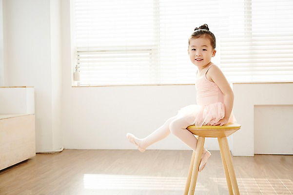 포토 JPG 전신 여자 어린이 의자 실내 한명 웃음 사람 앉기 동양인 옆모습 유치원생 한국인 발레 발레복 여자만 여자한명만 어린이만 소녀만 소녀한명만 국내포토 1 옷 뷰포인트 가구 모션 표정 인종 내부 춤 파일형식