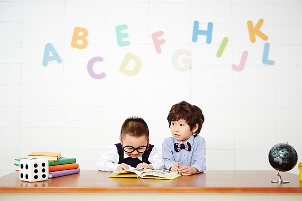 포토 JPG 알파벳 영어 어린이교육 남자 안경 어린이 실내 영어교육 사람 동양인 상반신 두명 앞모습 책 친구 독서 지구본 쌓기 유치원생 한국인 책상 주사위 남자만 어린이만 소년만 안경낌 국내포토 문자 잡화 교육 뷰포인트 가구 관계 모션 인종 내부 파일형식