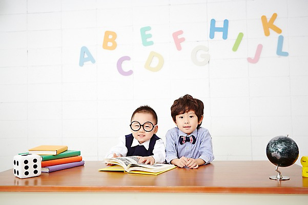 포토 JPG 알파벳 영어 어린이교육 남자 안경 어린이 실내 영어교육 사람 동양인 상반신 두명 앞모습 책 친구 독서 지구본 쌓기 유치원생 한국인 책상 주사위 남자만 어린이만 소년만 안경낌 국내포토 문자 잡화 교육 뷰포인트 가구 관계 모션 인종 내부 파일형식