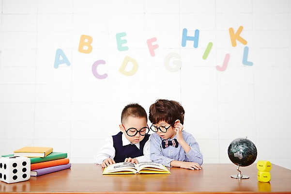 포토 JPG 알파벳 영어 어린이교육 남자 안경 어린이 실내 영어교육 사람 동양인 상반신 두명 앞모습 책 친구 독서 지구본 쌓기 유치원생 한국인 책상 주사위 남자만 어린이만 소년만 안경낌 국내포토 문자 잡화 교육 뷰포인트 가구 관계 모션 인종 내부 파일형식