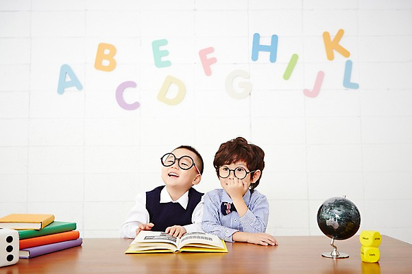 포토 JPG 알파벳 영어 어린이교육 남자 안경 어린이 실내 영어교육 웃음 사람 동양인 상반신 두명 앞모습 책 친구 독서 지구본 쌓기 유치원생 한국인 책상 주사위 남자만 어린이만 소년만 안경낌 국내포토 문자 잡화 교육 뷰포인트 가구 관계 모션 표정 인종 내부 파일형식